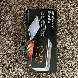 Emerson SmartSet dual alarm clock with other features!